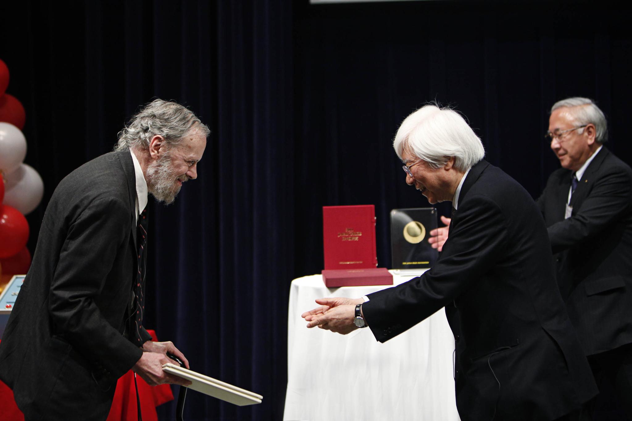 ريتشي يتسلم جائزة من البروفيسور هيرويوكي يوشيكاوا