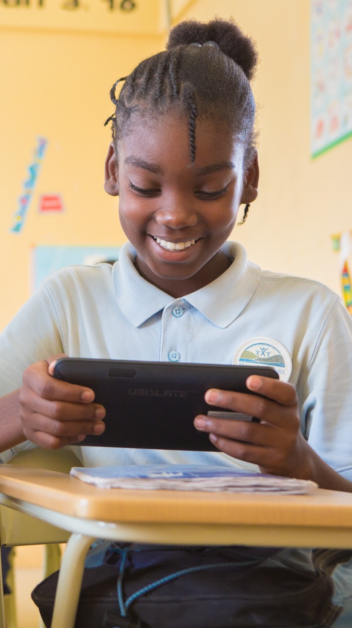 طالب الصف 4 في المدرسة التجريبية