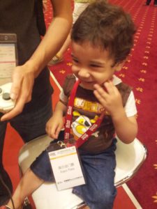 يوسف محمد عبدالمنعم برفقة والده في أحد معارض الألعاب