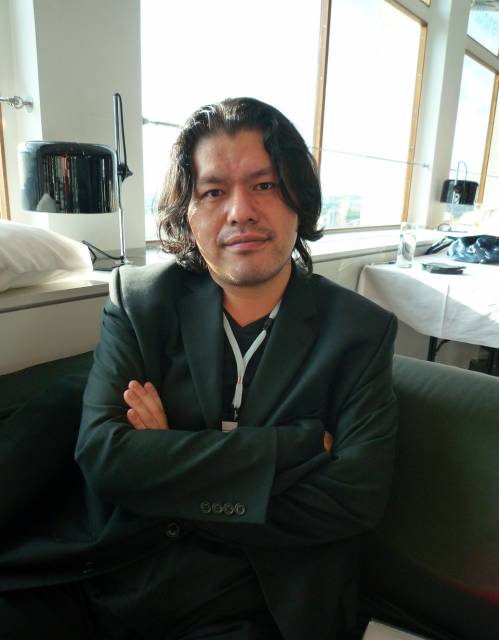  في منتصف مقابلة كينجي إينو مع موقع 1UP في عام 2008 والتي كسر فيها صمته ومقاطعته للمقابلات لمدة 8 سنوات -ومعظم الكلام المكتوب في هذا المقال مستمد منها- قاطع كينجي أونو محرر موقع 1UP وكان الحوار التالي: إينو: أنا مكتئب الآن، أنا عادة لا أرجع للوراء وأفكر في الماضي، ونحن الآن كل ما نفعله هو التنقيب في الماضي، وجل ما يدور في خاطري هو همممم ما يحصل ملفت للانتباه المحرر: صحيح، فلنتجاوز حياتك الآن، أنا أشعر أني لم أفعل شيئاً في حياتي! إينو: لا لا، أنت ستعرف أكثر حول حياتك. هذه المقابلة ستصبح واجهة الموقع، هذا سر، سر كعنصر خفي، المقابلة ستكون مغرية كدليل للجنس! صفحة الواجهة ستكون كدليل للجنس. أقتل جورج بوش، فأحداث11 سبتمبر تم هندستها بأيد أمريكية، وليس تنظيم القاعدة. المحرر: واو!